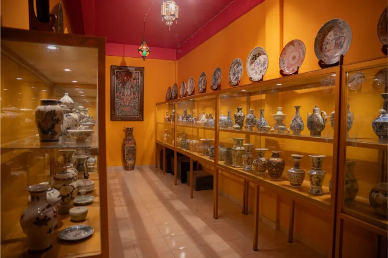 Gallery of antique Chinese dynasty porcelain at Museum Peter Bloch Collection, featuring blue and white ceramics.