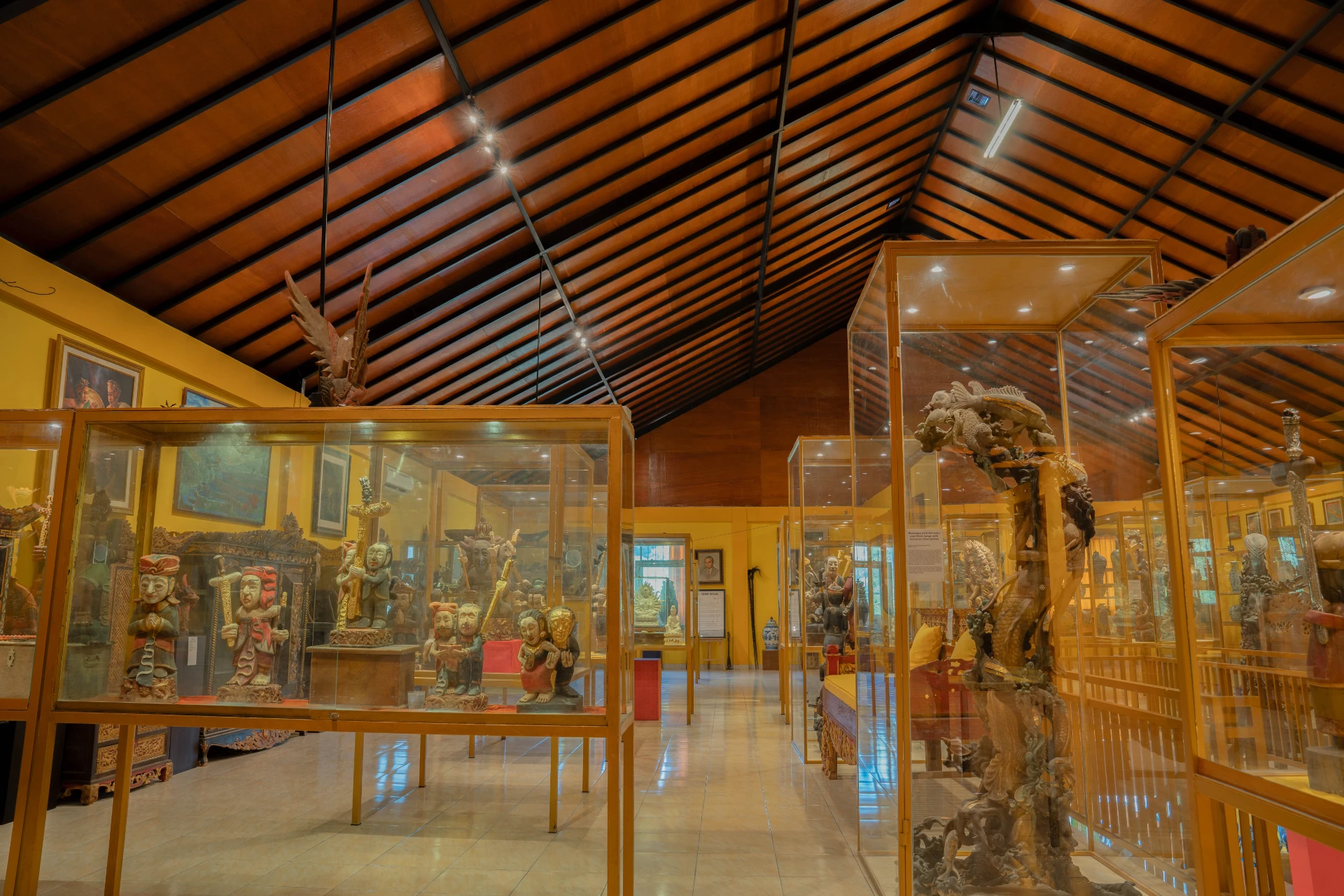 Historical memorabilia and vintage furniture arrangement within the Fidel Castro Room at Museum Peter Bloch Collection.