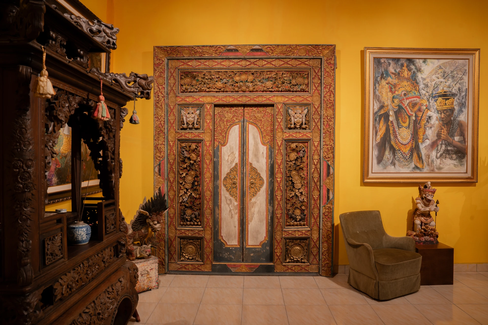 Zoom out ornament Balinese carved wooden doorway in the Bale Gede Room, Museum Peter Bloch Collection.